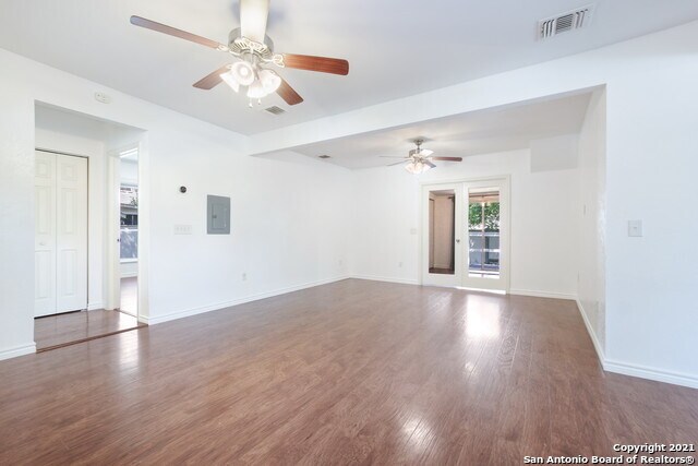 Foto del edificio - 445 E Mistletoe Ave