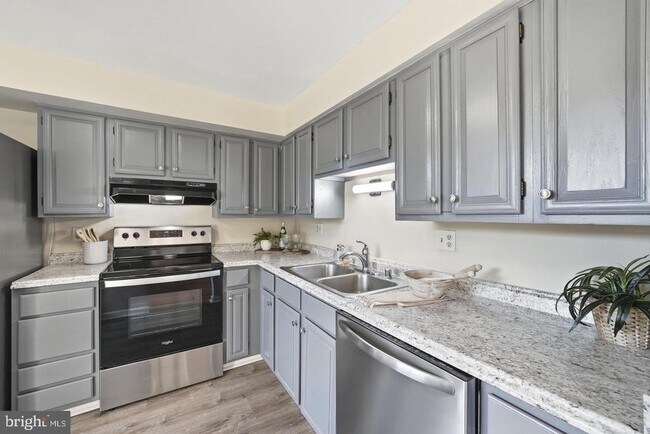 Foto del edificio - 7619 Nutwood Ct