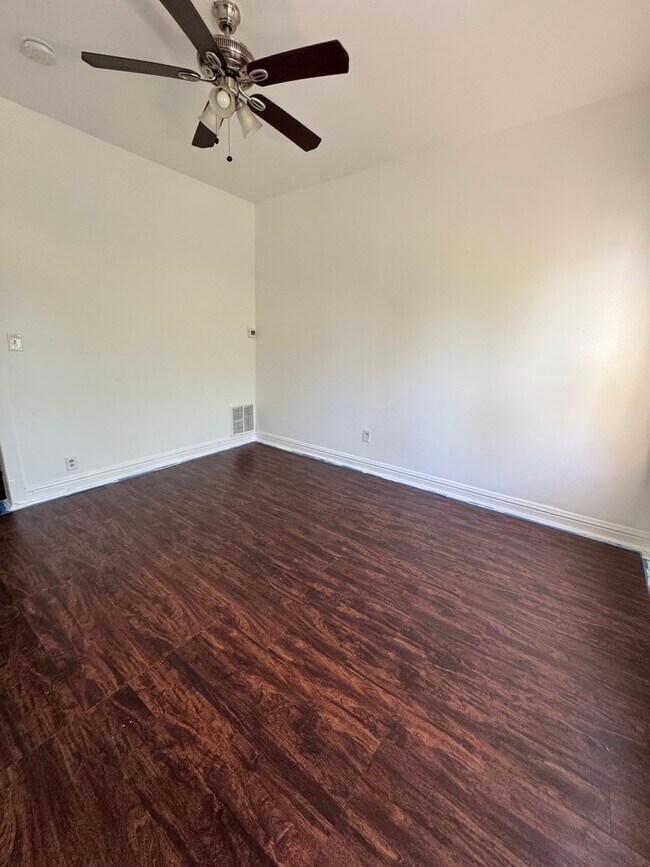 Foto del edificio - 8835 S Commercial Ave
