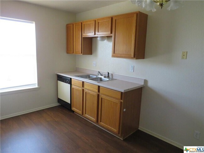 Building Photo - 2014 Cedarhill Dr