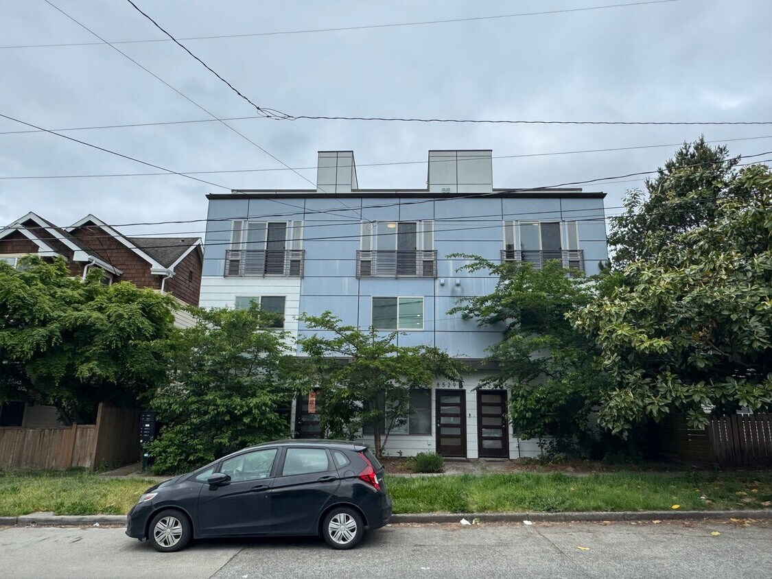 Primary Photo - Modern 2018 Townhome with Rooftop Deck Nea...