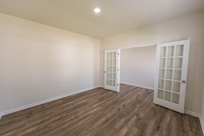 Foto del edificio - Prime Location! 2700sqft, 4 bed / 2.5 bath...