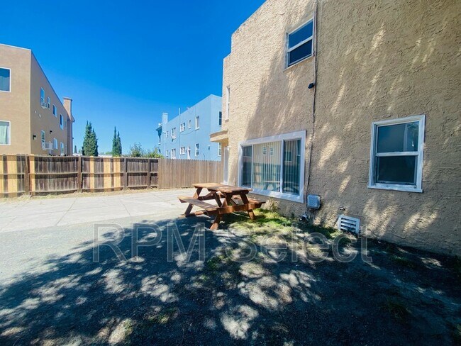 Foto del edificio - 1140 1/2 West St