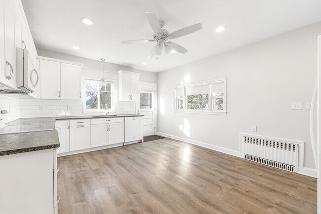 Building Photo - 33 Pearl St