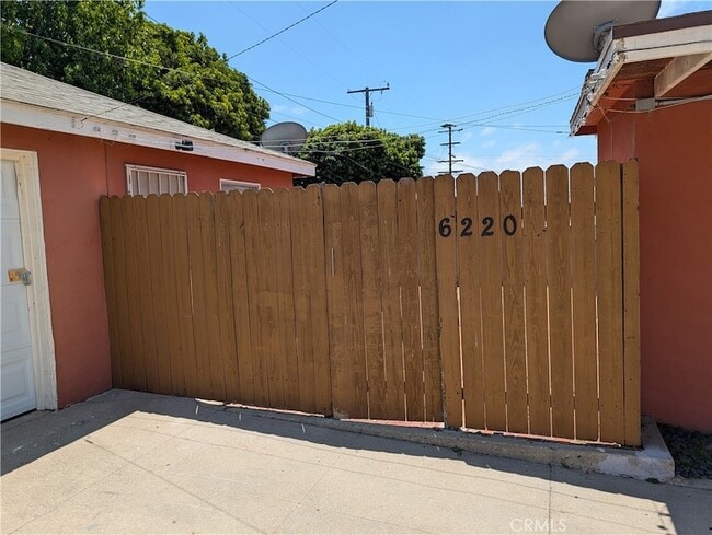 Building Photo - 6220 1/2 S Fairfax Avenue Unit