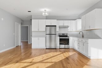 Building Photo - 19 Simon St