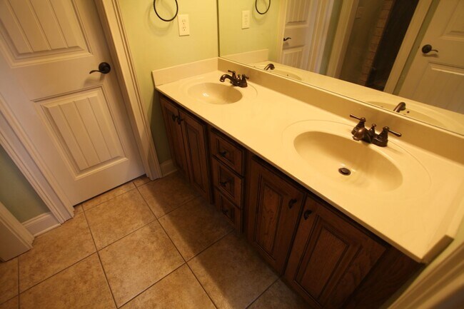 Foto del edificio - Beautiful Townhome Available June!