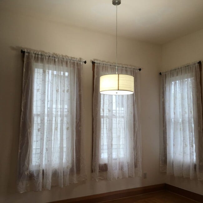 Building Photo - Rockridge Duplex | 3 Bed / 2 Bath | Hardwood Floors | Dogs Considered