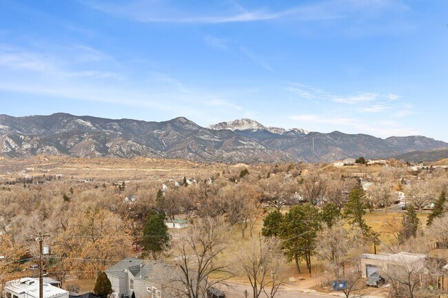 Building Photo - Westside Condo with Mountain Views, Upgrad...