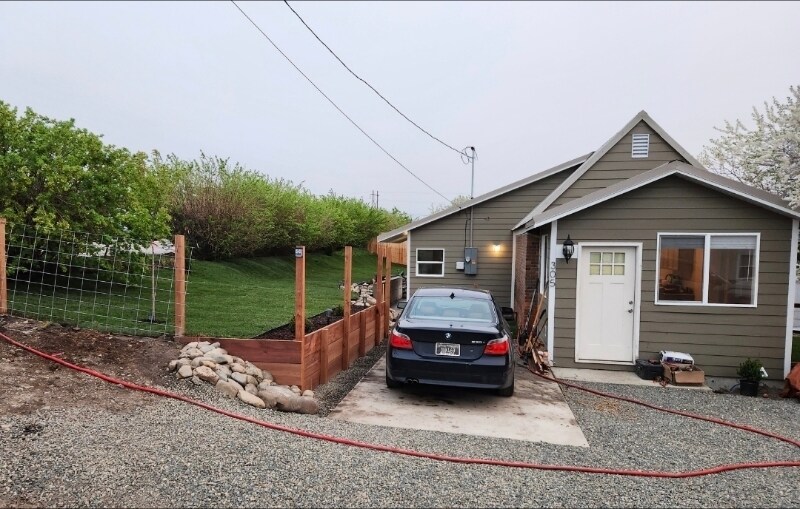 Primary Photo - 305 E Pacific St