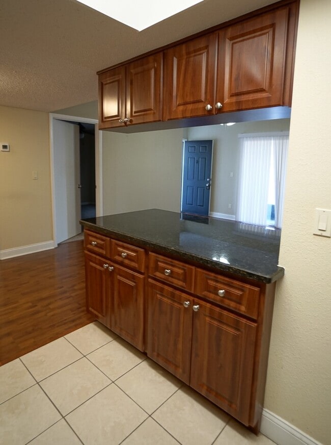 Building Photo - 2-Bed, 2-Bath South Tampa Condo
