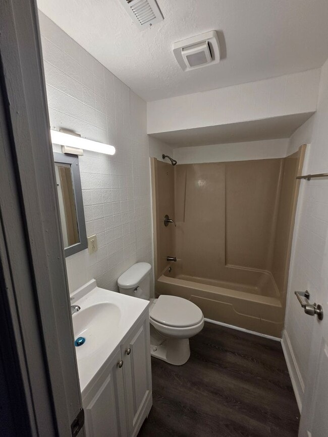 Building Photo - 737 St Nicholas Dr