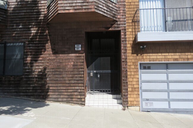 Building Photo - 2 bedroom with Views