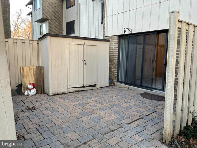 Building Photo - 2615 Glengyle Dr