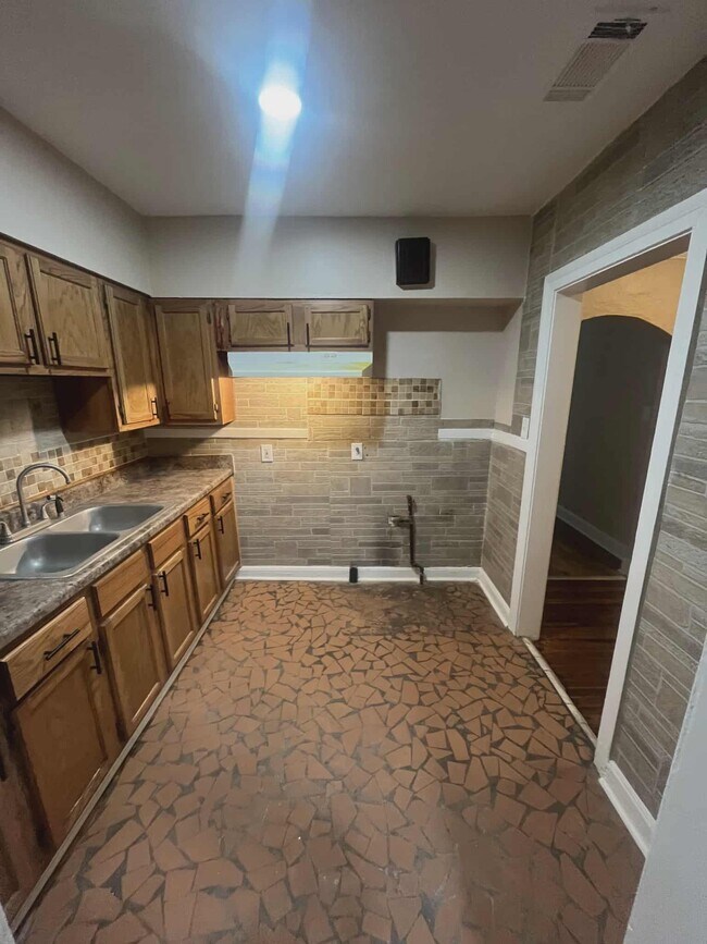 Building Photo - 253 W Burdock Ave