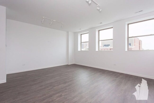 Building Photo - 951 W Dakin St