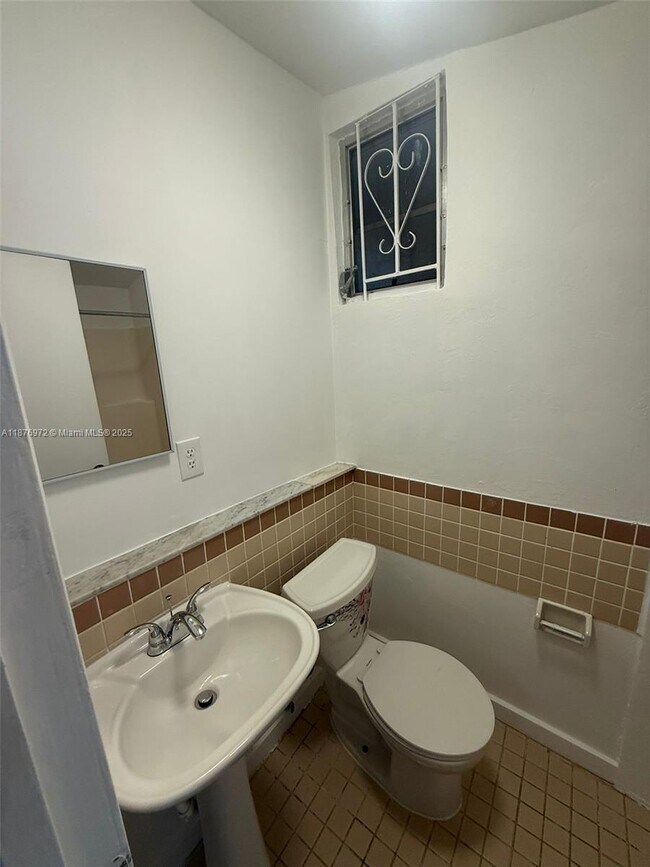 Building Photo - 1340 Peri St