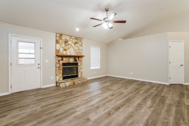Building Photo - 3298 Deerfield Pointe Dr