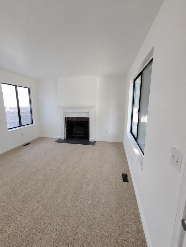 Building Photo - Convenient location, new paint & carpet throughout, enclosed patio.