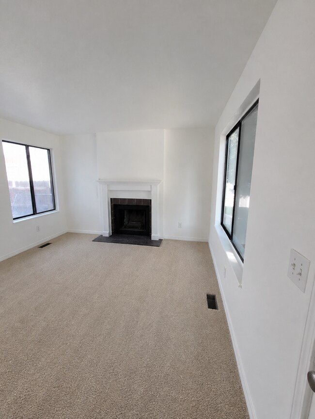 Foto del edificio - Convenient location, new paint & carpet throughout, enclosed patio.