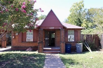 Building Photo - 1227 S Ewing Ave