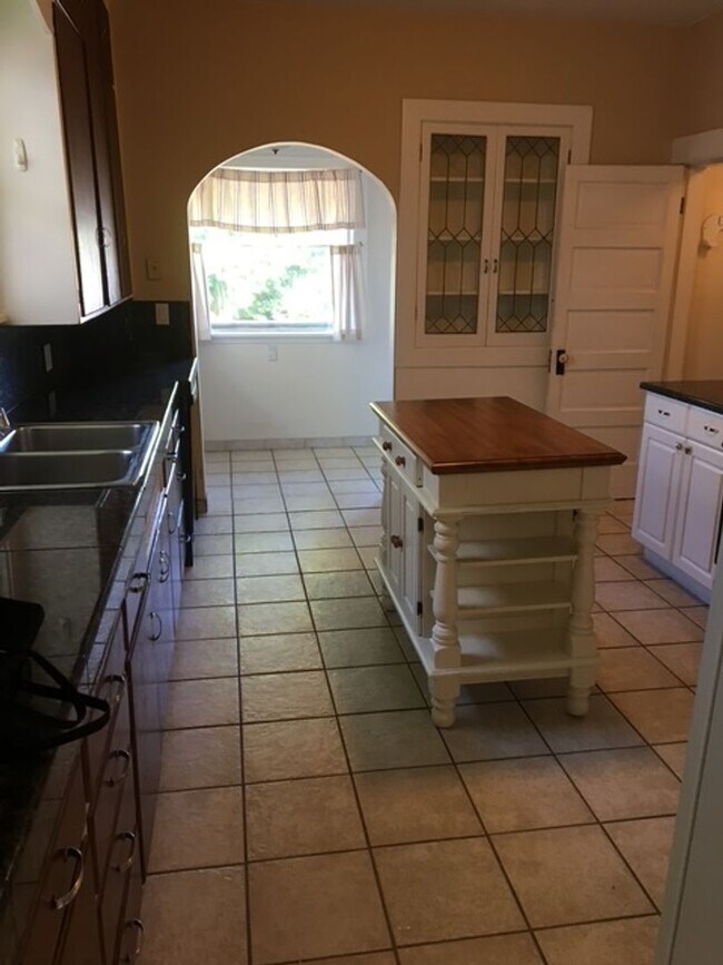 Building Photo - Great location 3 bed 1 bath home in Queen Anne
