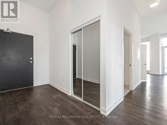 Building Photo - 8 Olympic Gdn Dr