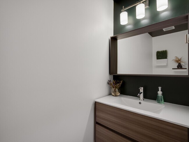 Foto del edificio - 99 SW 7th Ct
