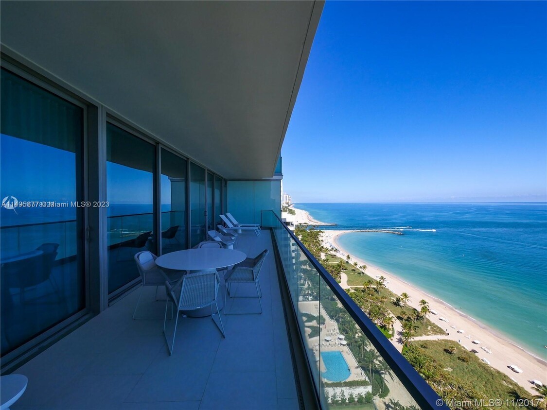 Foto principal - 10201 Collins Ave