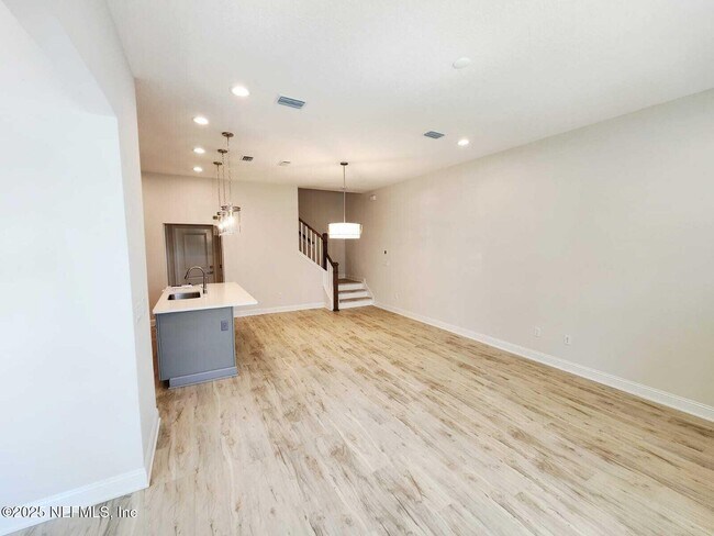 Foto del edificio - 541 Crestview Dr