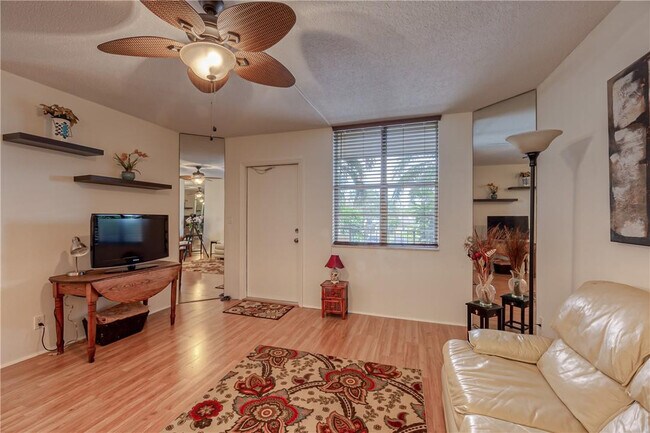 Foto del edificio - 2400 NE 10th St