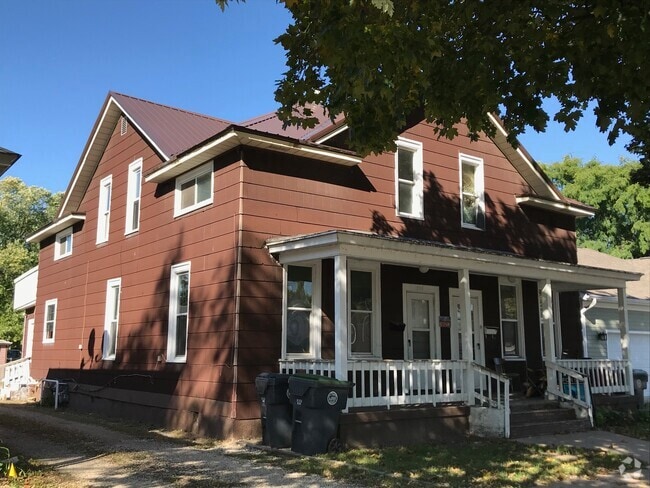 Building Photo - 708 6th St S