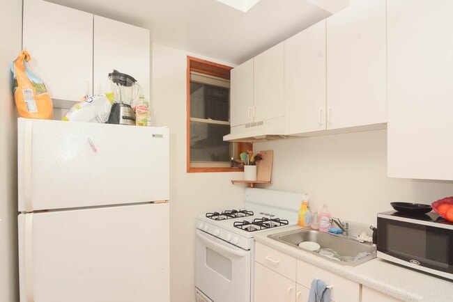 Building Photo - 1307 N Greenview Ave