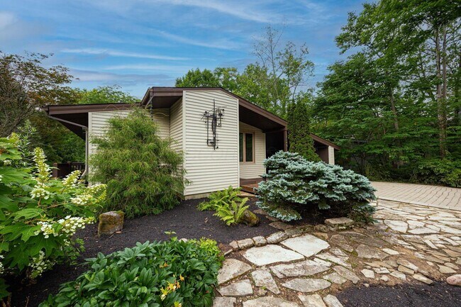 Building Photo - 2349 Eastcleft Dr