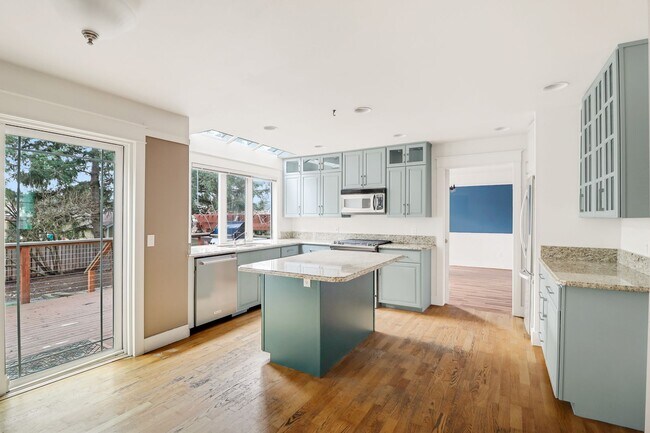 Building Photo - Anacortes 3 Bedroom 2.5 Bathroom - Boat Pa...