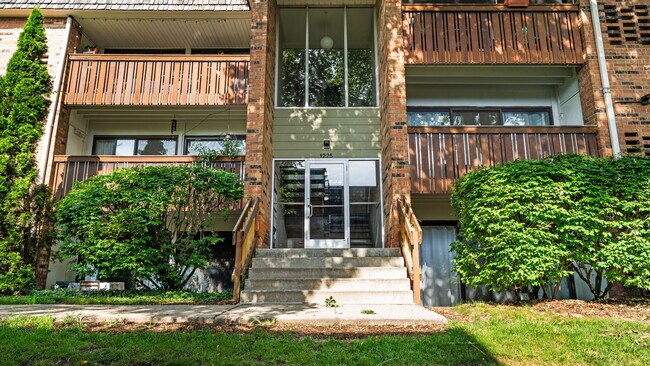 Foto del edificio - 1225 S Maple Rd
