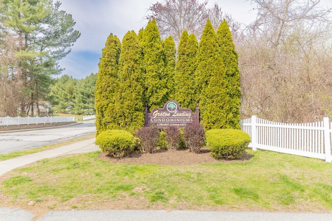 Building Photo - Spacious 3 level, 2 bedroom condo