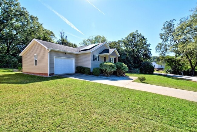 Foto del edificio - 3 Bed, 2 Bath Home Near Downtown Greenvill...