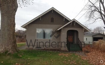 Building Photo - 104 SW Davis Ave