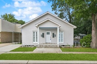 Building Photo - 3701 Derbigny St