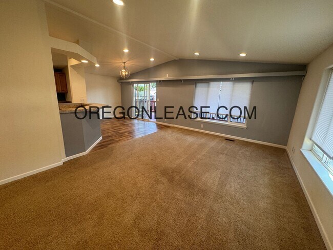 Building Photo - 3 bedroom 2 bath Veneta Home
