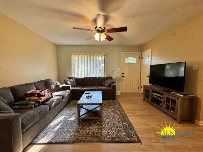 Foto del edificio - Charming 3-Bedroom Home in Shalimar – Your...