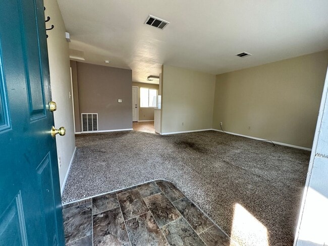 Building Photo - 2 Bedroom 1 Bathroom Duplex in Bellingham