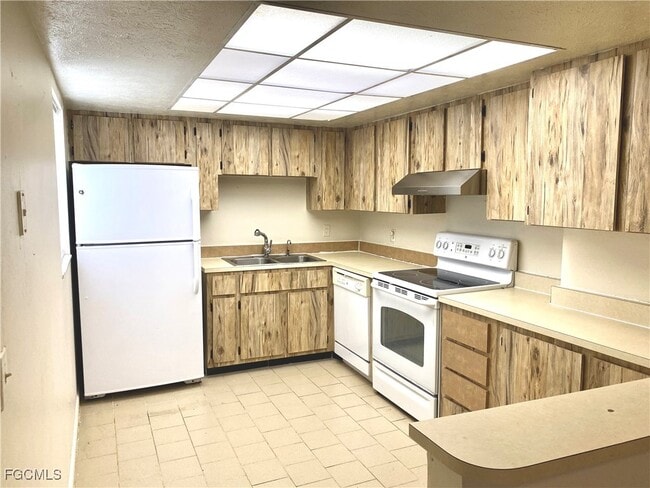 Building Photo - 521 NE 24th Pl