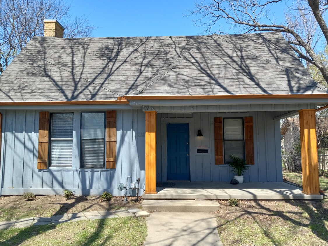 Absolutely charming 1945 farmhouse - 2118 W 3rd Ave