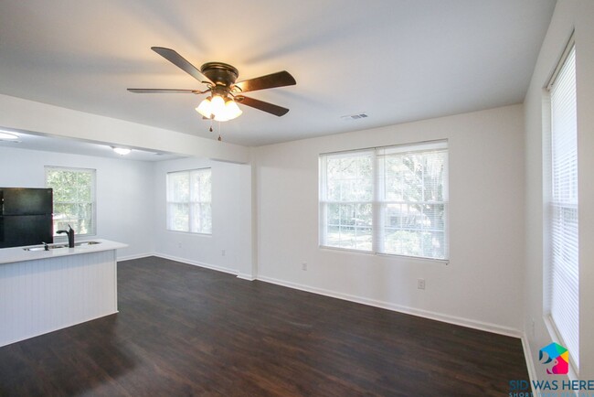 Building Photo - 2 Bedroom, 1 Bathroom Upper Unit – Prime S...