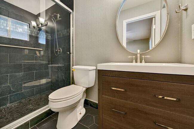 Foto del edificio - Charming 3 Bedroom Home with Spacious Yard, Upgraded Features, and Ideal Location!