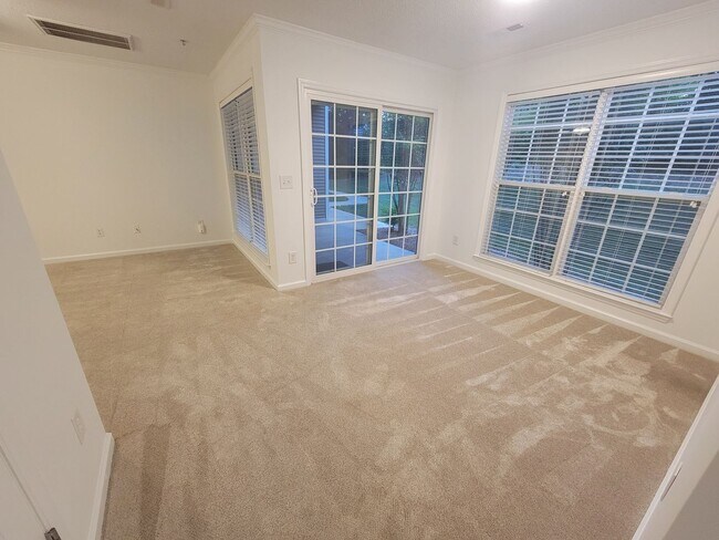 Building Photo - Beautiful Main Level Condo in Shallowford ...