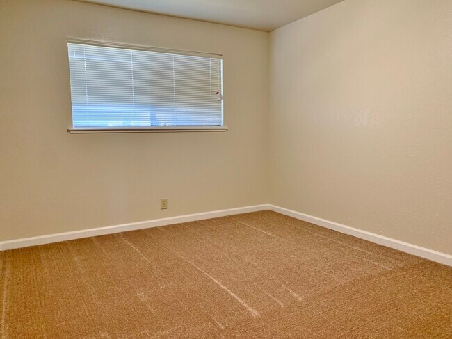 Building Photo - 1591 Highland Dr