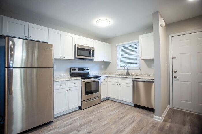 Foto principal - 632 N Wendover Rd